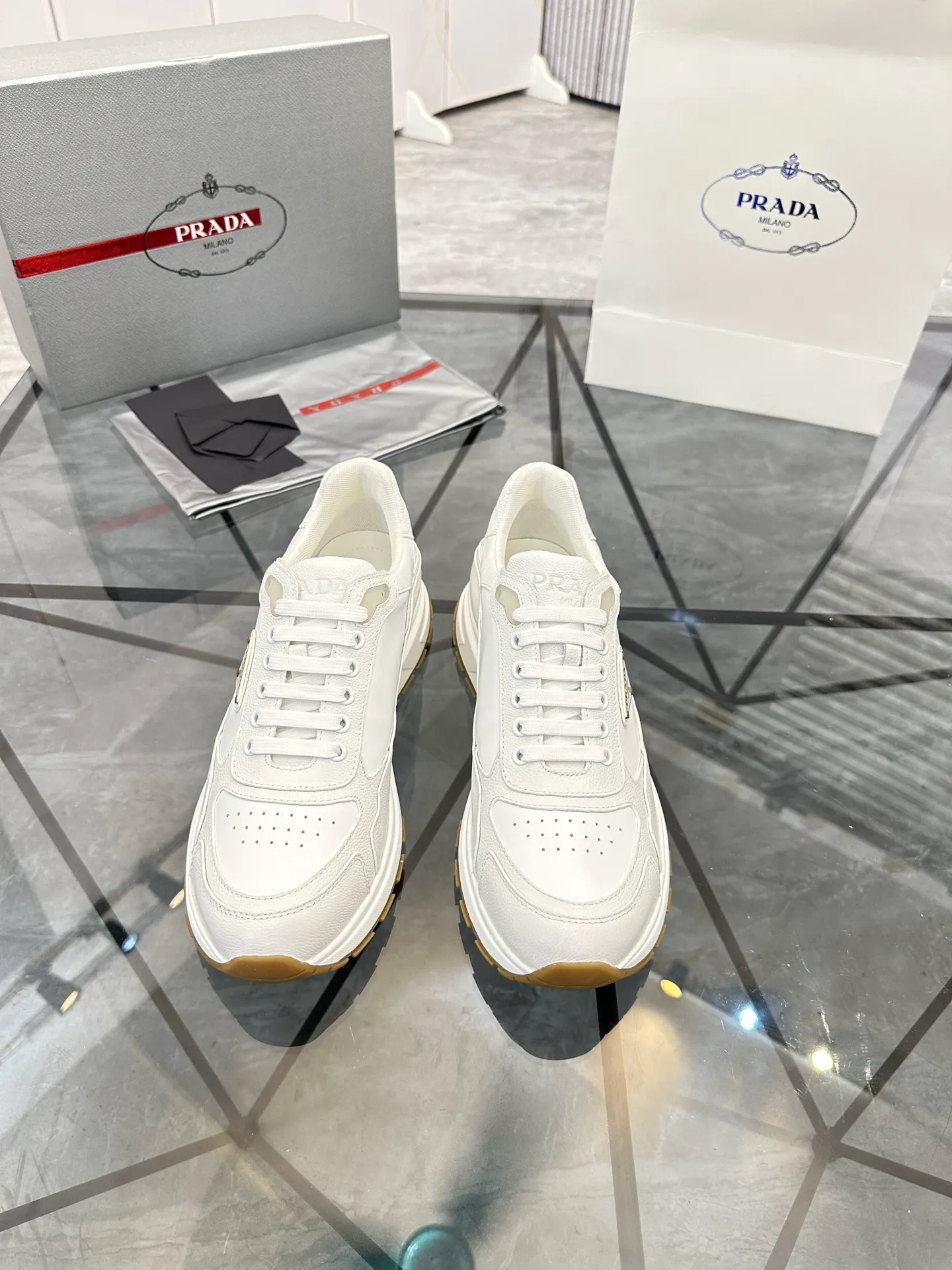 Men's shoes: 💰P600¥ High-end top quality Product trademark: Prada *"Prada*" low-top casual shoes Regular size: 38-45 (can be customized to 46) Product material: imported cowhide upper, breathable lining, cowhide foot pads, original ultra-light foam outsole. No.: 001